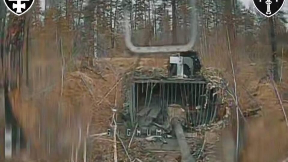 Пілоти Signum знищили замаскований російський танк  