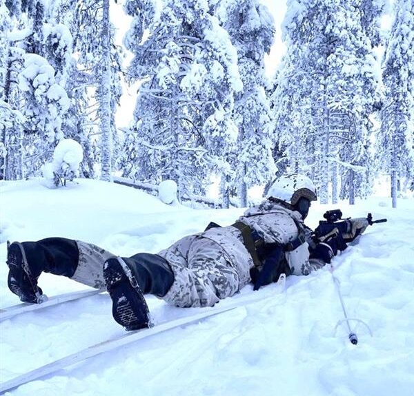 снайпер лежить на снігу