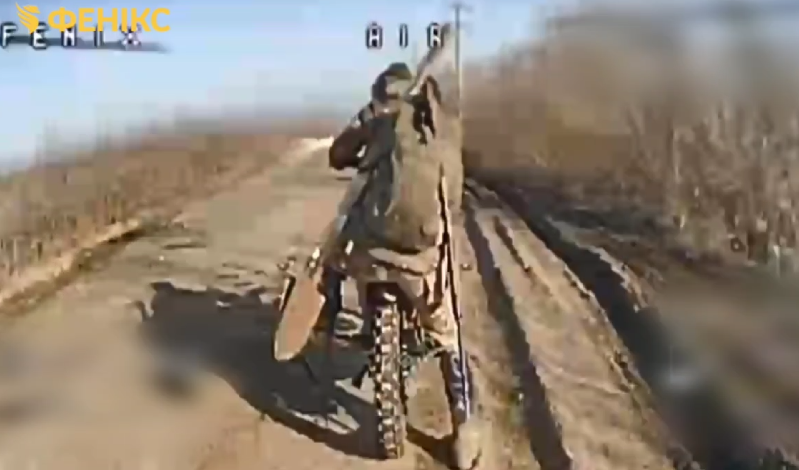 російський солдат на мотоциклі намагається втекти від українського дрону