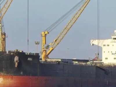 «Рушив далі своїм маршрутом, своїм ходом» — уражений росіянами корабель відмовився від допомоги  