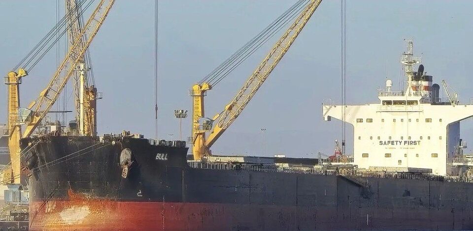 «Рушив далі своїм маршрутом, своїм ходом» — уражений росіянами корабель відмовився від допомоги  