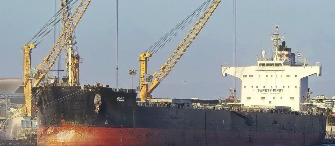 Корабель у порту