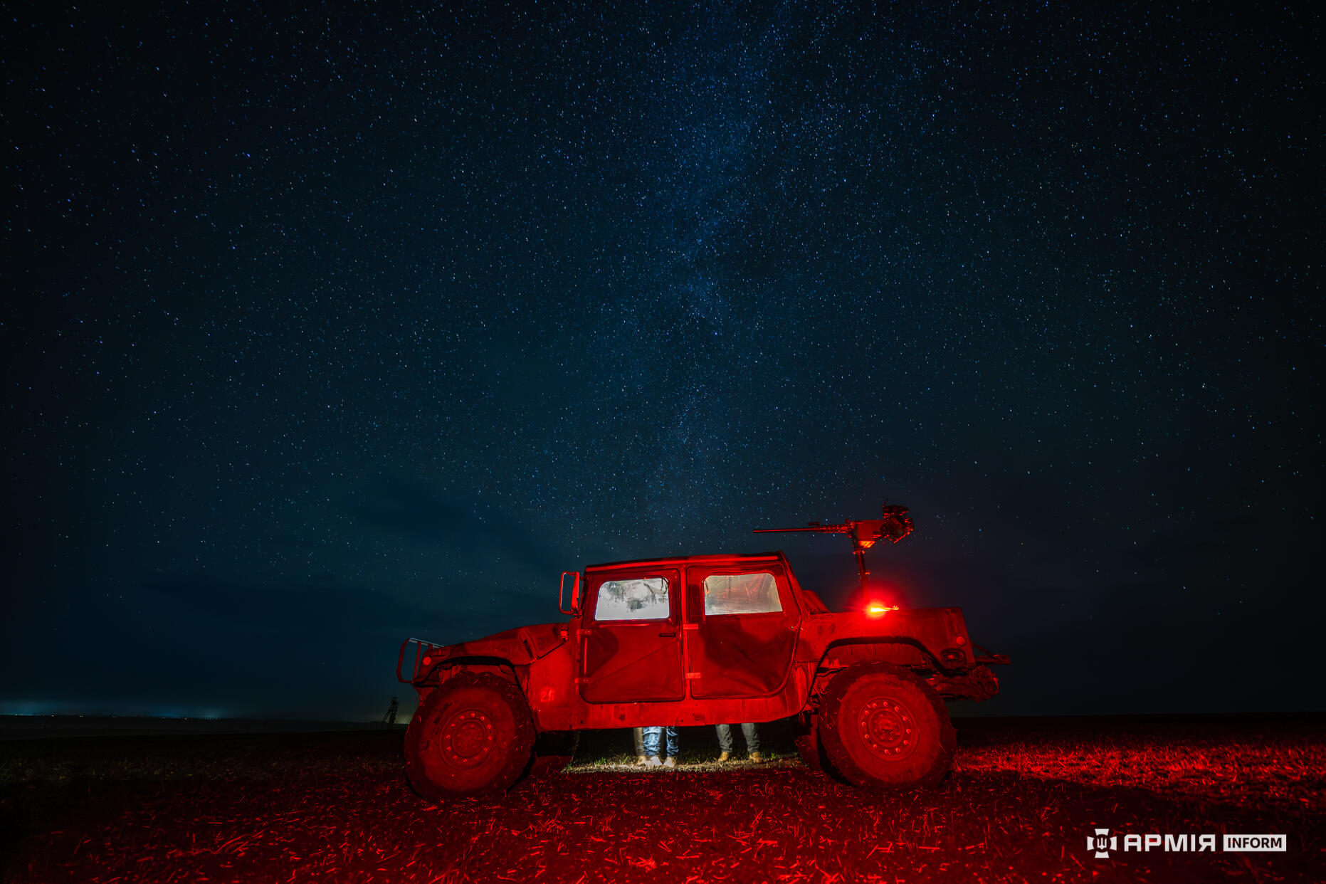 Автомобіль мобільної вогневої група Сил оборони на нічному завданні