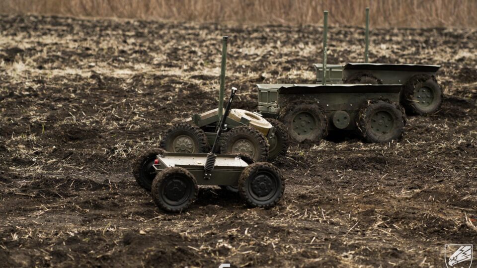 «Наземні дрони мотаються по передовій постійно»: на Покровському напрямку регулярно рятують пошкоджені НРК  