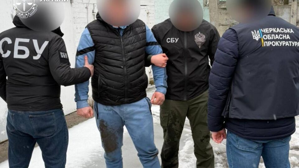 Обіцяв виїзд за кордон через фіктивний шлюб з жінкою з інвалідністю — викрито адвоката з Києва  