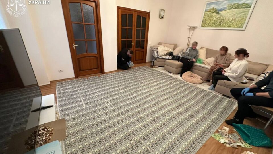 Купа грошей та ювелірки: у Вінниці лікарок викрили на незаконному оформленні інвалідності  