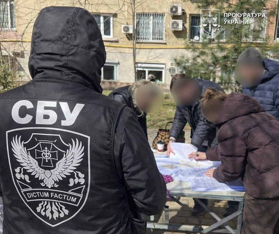 Співробітник СБУ на вулиці Києва під час роботи