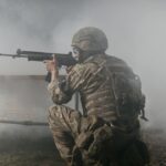 Стрільба з коліна в умовах задимлення на полігоні