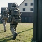 Військові ЗСУ під час тренування штурму будівлі