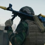 Військовий з кулеметом на плечі під час тренувань