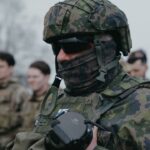 Військовий інструктор з фінським прапором на полігоні у Великій Британії