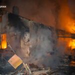 Палаючий, внаслідок російського удару, пологовоий будинок в Одесі.