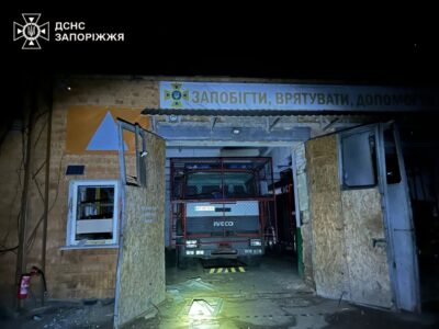 «Встигли перейти в укриття» — росіяни вдарили по пожежно-рятувальному підрозділу в Запоріжжі  