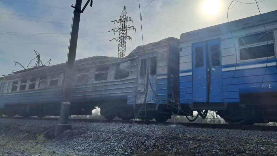 На Дніпровщині ворог атакував потяг Укрзалізниці: є загиблий та поранені  
