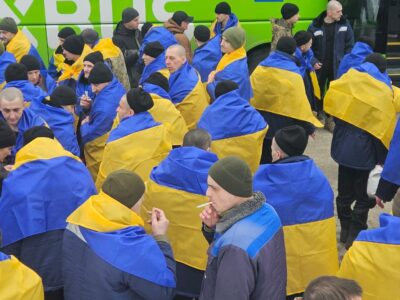 В Україну повернулись оборонці Маріуполя, які пробули в полоні рф майже 4 роки  