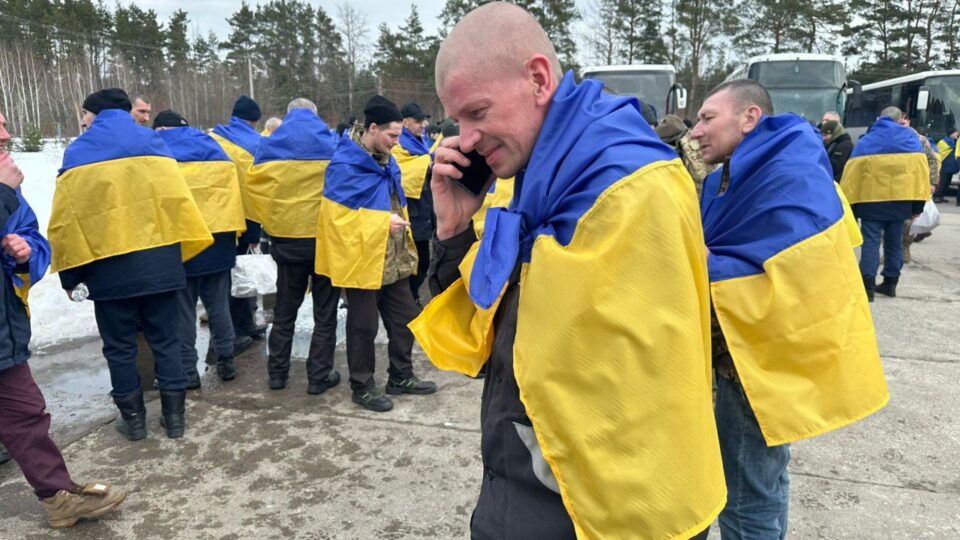 Що робити родини, якщо їх близький потрапив у полон: Міноборони пояснює  