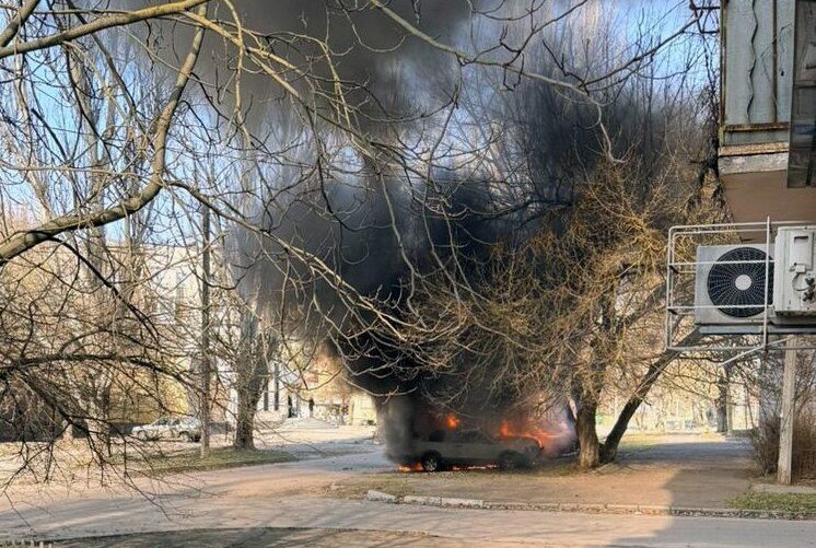 Палає автівка