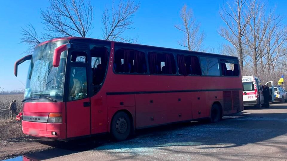 На Харківщині через атаку рф пошкоджено автобус: є загиблий і постраждалі  