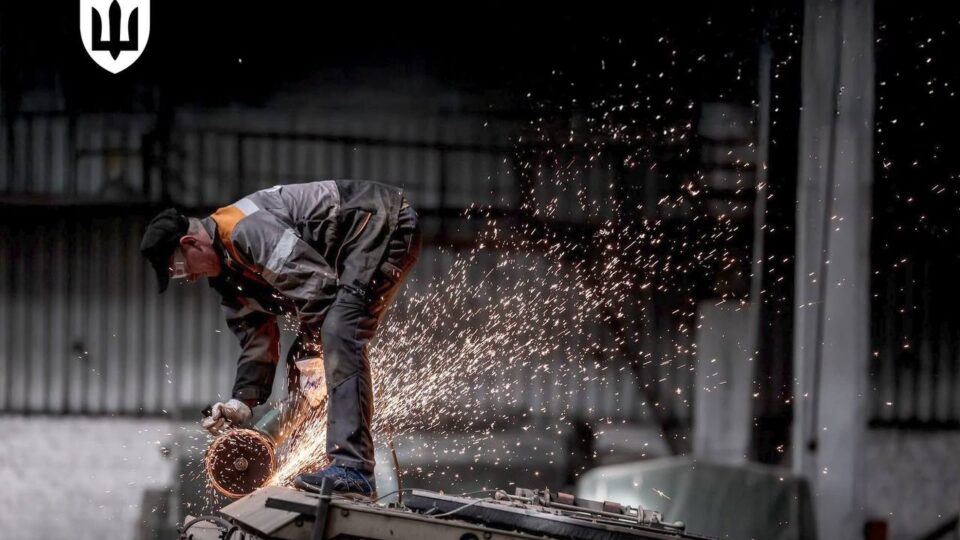 Оборонні підприємства можуть бронювати працівників із неврегульованим військовим обліком  