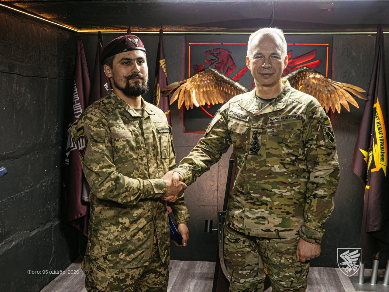 Український десантник отримує нагороду