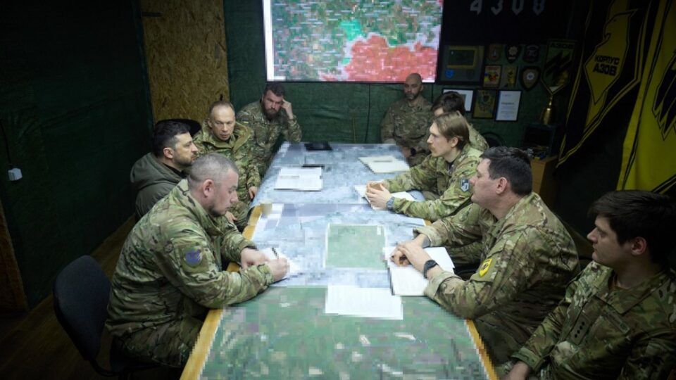 Боротьба з СЗЧ, евакуація та відновлення логістики: Президент зустрівся з командуванням «Азова»  