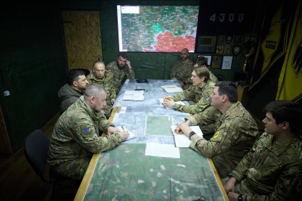 Президент та військові сидять за столом