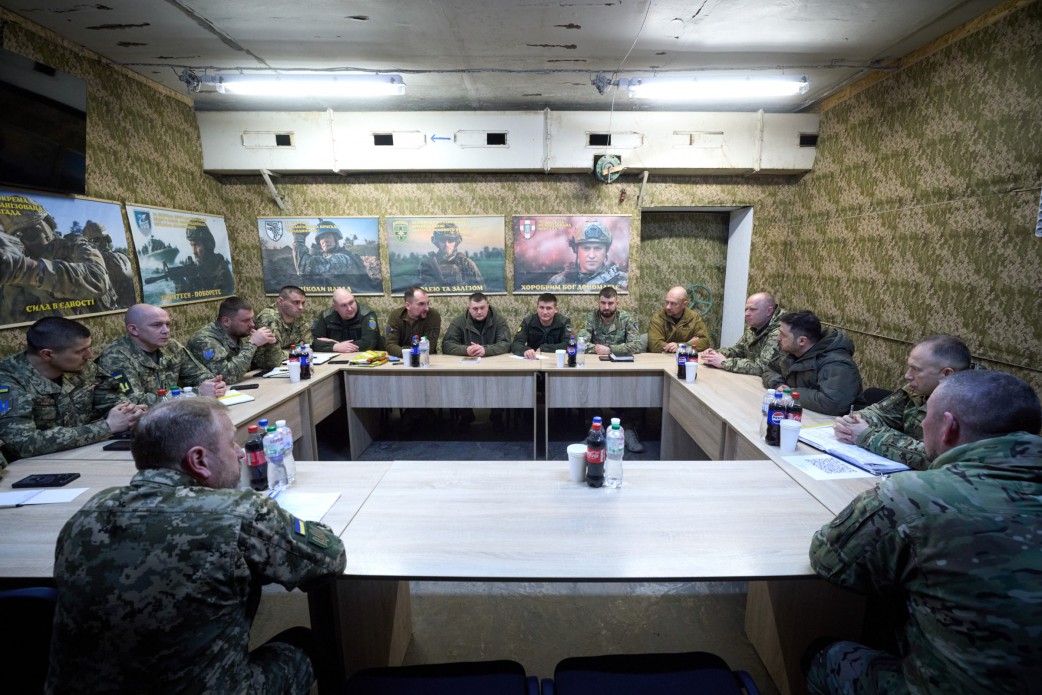 Президент та військові сидять за столом у формі квадрата