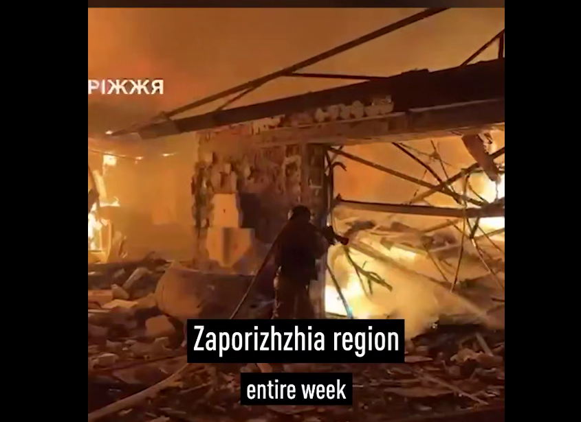 Пожежник гасить палаючу будівлю