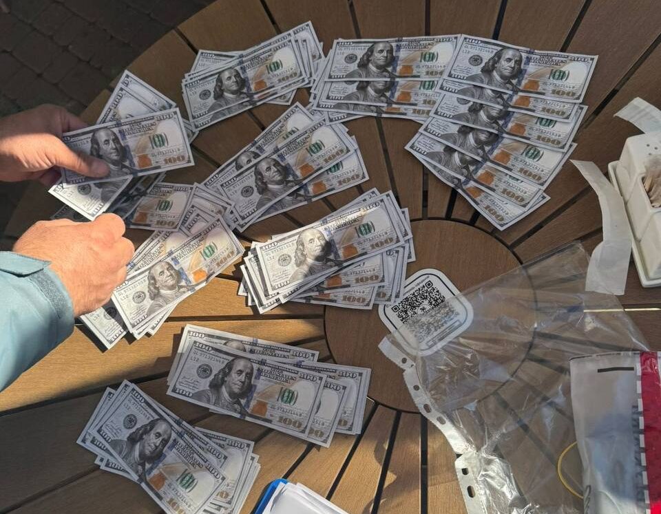 Доларові купюри лежать на столі