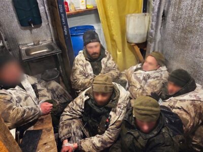 «Один, другий, третій… Та скільки ж вас там!»: троє наших авіаторів узяли в полон сімох окупантів  