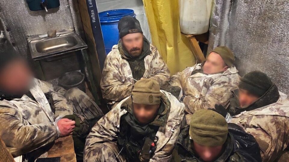 «Один, другий, третій… Та скільки ж вас там!»: троє наших авіаторів узяли в полон сімох окупантів  