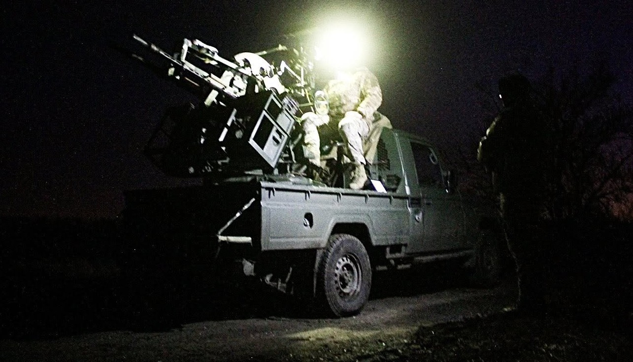 Воїн ППО в кузові автомобіля біля кулемету