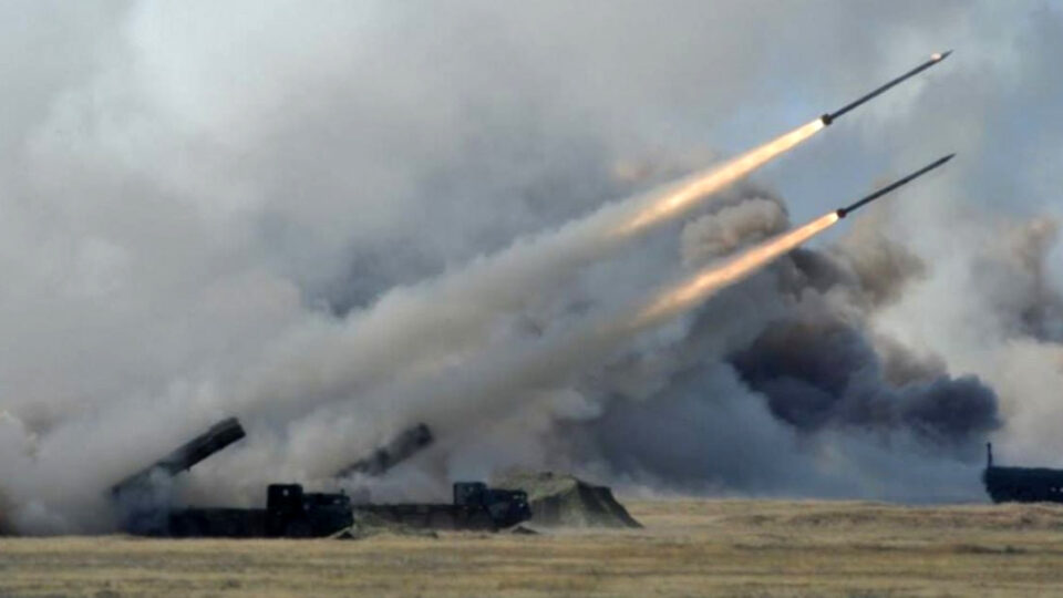 Українські дрони розбомбили скупчення БМ-30 «Смерч» у тилу росіян  