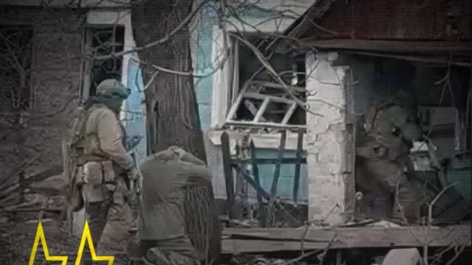 «Я спустився вниз, а там ще двоє живі. Довелося завершити бій вже з пістолета» — наші снайпери провели зачистку  