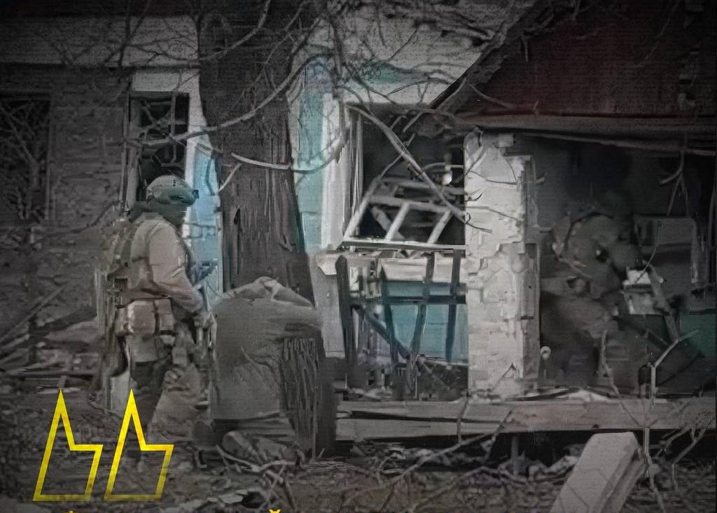 Російський полонений стоїть на колінах