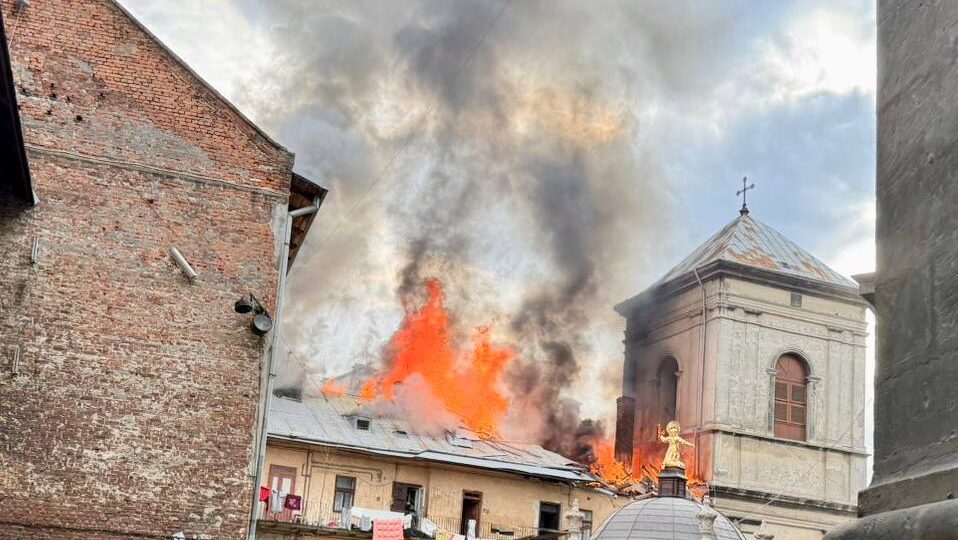 Двоє важкопоранених: внаслідок російського удару горить будівля в історичному центрі Львова  