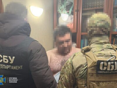 Допомагали росіянам відновлювати пошкоджені НПЗ: у Києві затримано керівника відділу і двох інженерів  