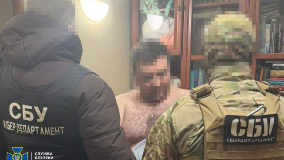 Допомагали росіянам відновлювати пошкоджені НПЗ: у Києві затримано керівника відділу і двох інженерів  