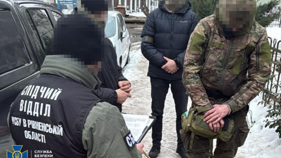 Готував теракт біля кав’ярні в центрі Рівного: СБУ затримала псевдовійськового на гарячому  