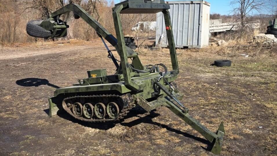 Фахівцям Міноборони продемонстрували роботизовану платформу  