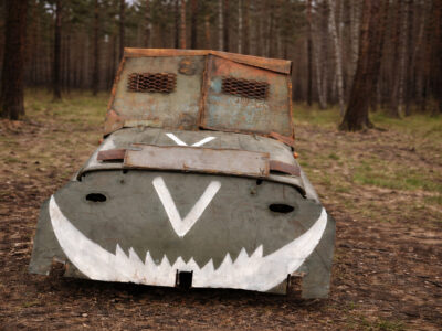 Невідомий покруч: ворог так «замангалив» бронемашину, що дронарі не змогли її ідентифікувати  