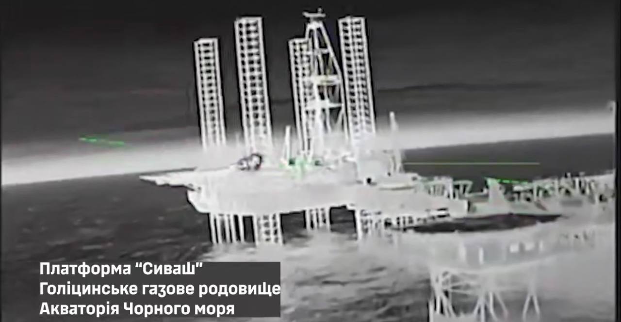 БПЛА Сил оборони заходить на атаку СПБУ «Сиваш» в Чорному морі.