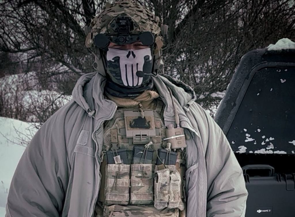 Оператор 73-го морського центру ССО ЗСУ в засобах захисту та балаклаві.