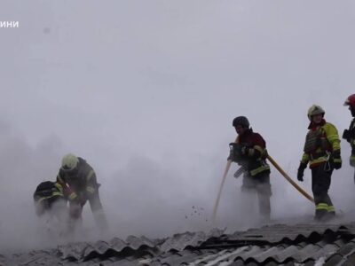 Внаслідок російського удару по Сумах сталося займання нежитлового приміщення та автівок  