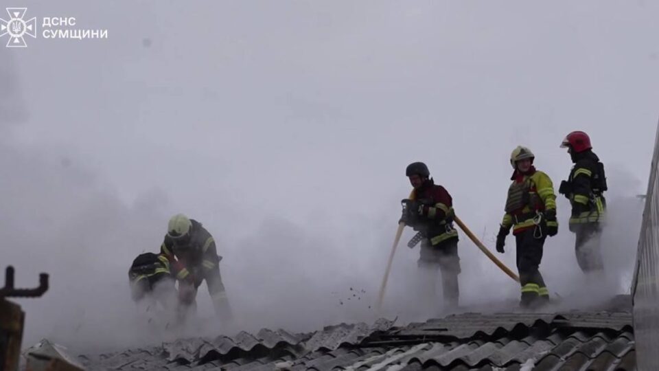 Внаслідок російського удару по Сумах сталося займання нежитлового приміщення та автівок  