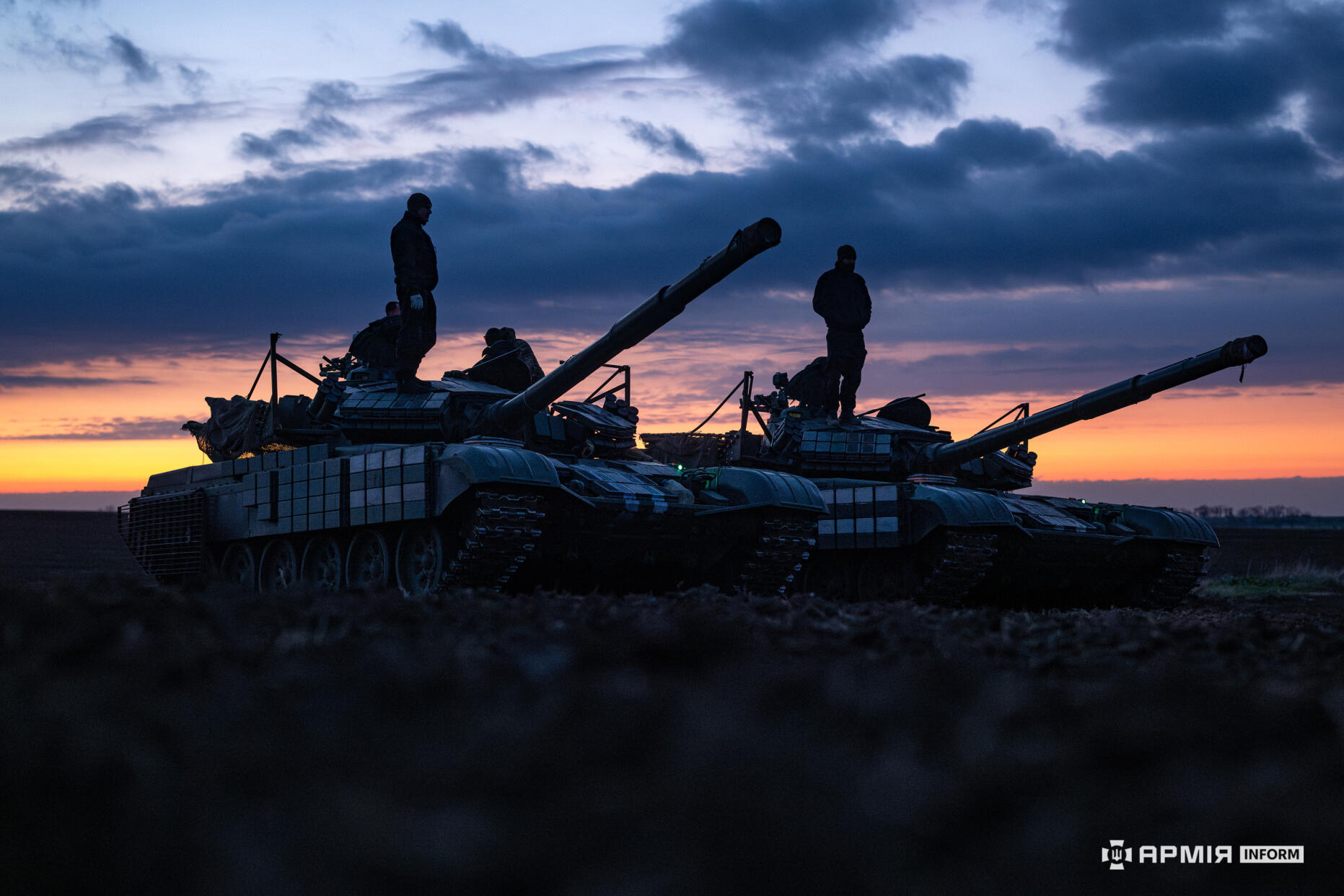 Два українських танка разом з екіпажем готуються до виїзду на світанку.