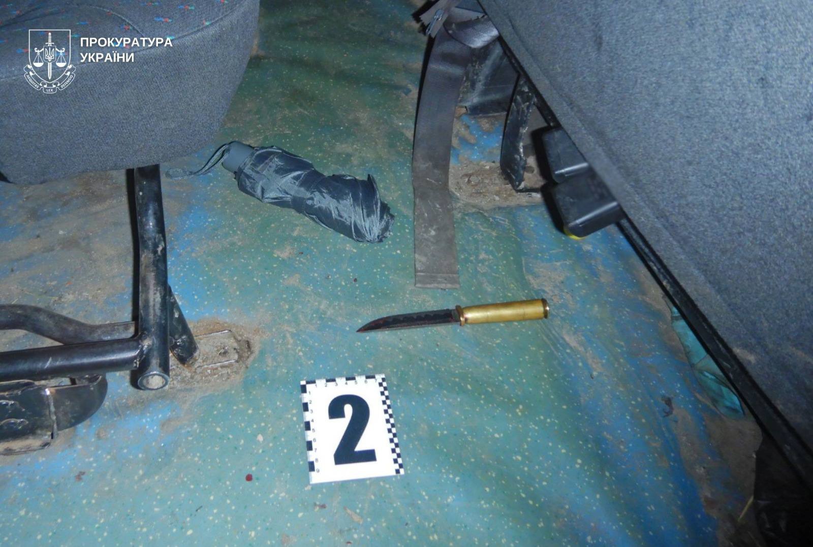 Ніж лежить на підлозі автомобіля, яким ймовірно нанесли смертельне поранення військовому ТЦК.