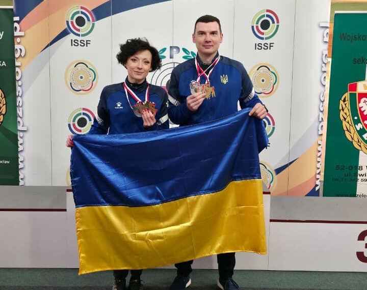 Юлія Коростильова та Віктор Банькін з прапором України