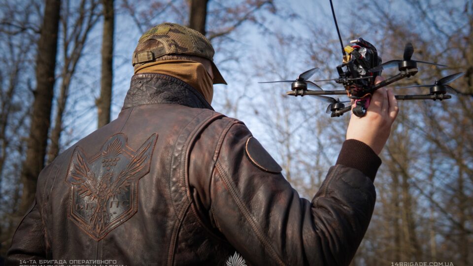 «У них є „гра в хокеїста“» і плащі замість мотоциклів»: росіяни кладуть за одне село тисячі штурмовиків  