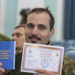 Поет Олександр Кучеренко зі врученими відзнаками і дипломами